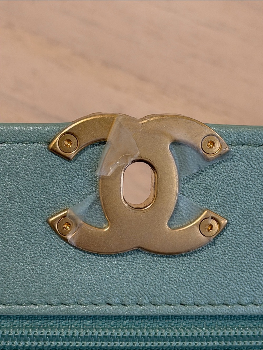 CHANEL 19 Wallet On Chain Green Metallic - Picture 7 of 9